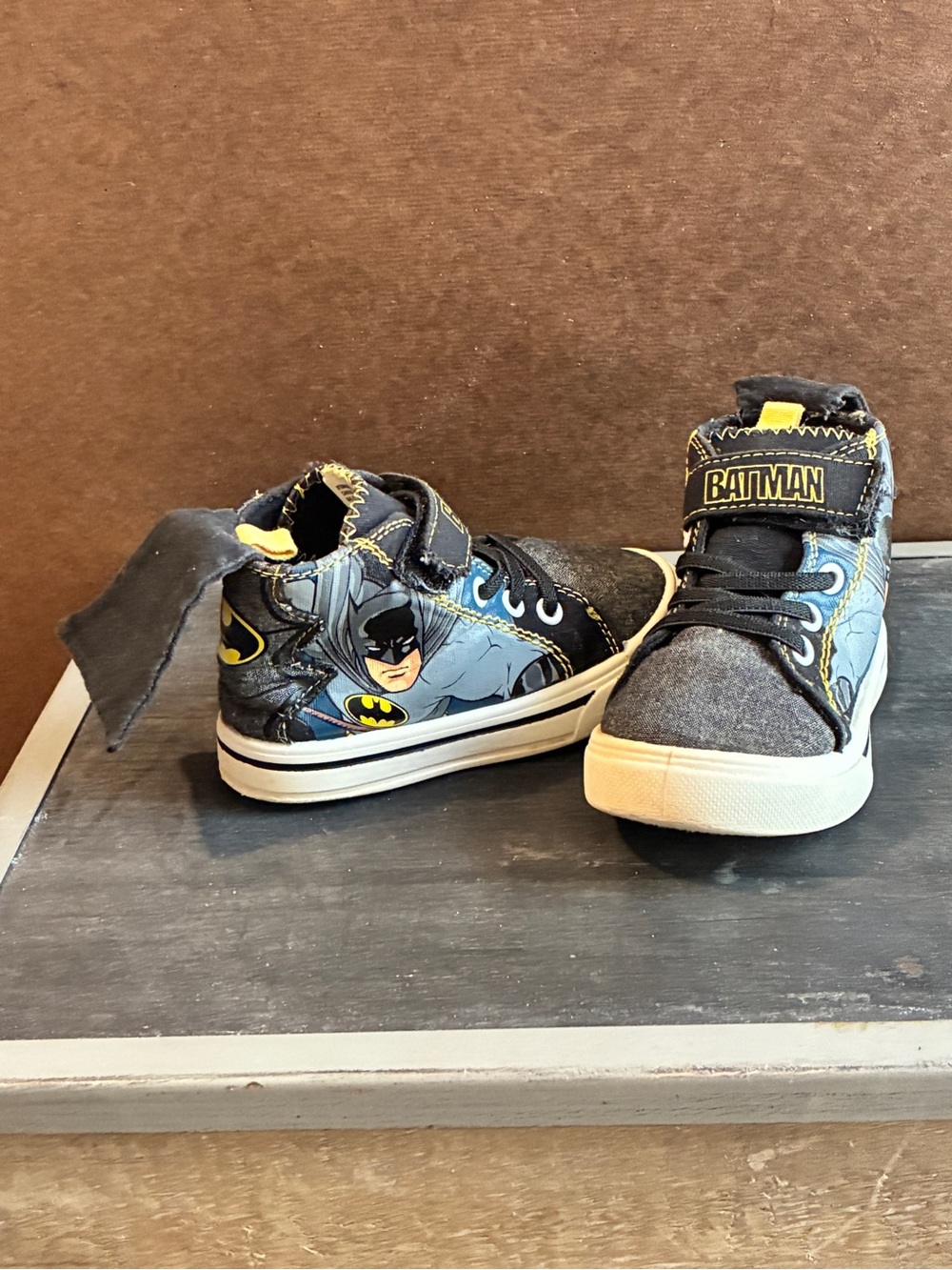 Toddler Boys Batman High Top Sneakers with Cape - Size 7